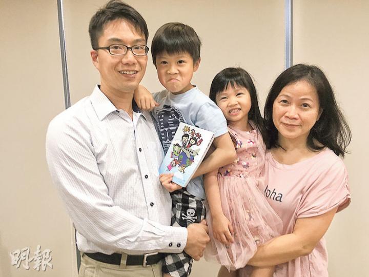7歲的林遠修(左二)患有嚴重血友病,每周要注射凝血因子兩次。林爸爸(左一)說,遠修在注射時會看YouTube,稱YouTube是一劑好「麻醉藥」,可令遠修鎮定地完成注射。(王慧瓊攝) 7歲的林遠修(左二)患有嚴重血友病,每周要注射凝血因子兩次。林爸爸(左一)說,遠修在注射時會看YouTube,稱YouTube是一劑好「麻醉藥」,可令遠修鎮定地完成注射。(王慧瓊攝)