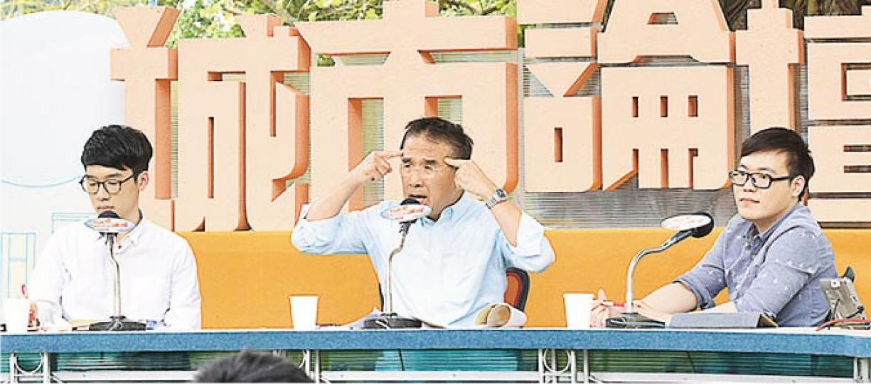 城市論壇昨邀請香港眾志主席羅冠聰(左起)、港區全國人大代表田北辰,以及香港民族黨發言人周浩輝等出席,討論獨立和自決爭議。場內外不時有市民趁羅冠聰和周浩輝及另一嘉賓李彭廣發言時,大聲呼叫粗言穢語。(陳淑安攝) 城市論壇昨邀請香港眾志主席羅冠聰(左起)、港區全國人大代表田北辰,以及香港民族黨發言人周浩輝等出席,討論獨立和自決爭議。場內外不時有市民趁羅冠聰和周浩輝及另一嘉賓李彭廣發言時,大聲呼叫粗言穢語。(陳淑安攝)