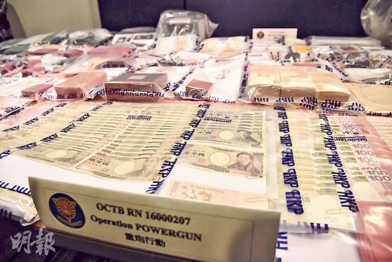 警方在搗破非法外圍集團行動中,檢獲港幣、外幣及名貴手表首飾。(賴俊傑攝) 警方在搗破非法外圍集團行動中,檢獲港幣、外幣及名貴手表首飾。(賴俊傑攝)