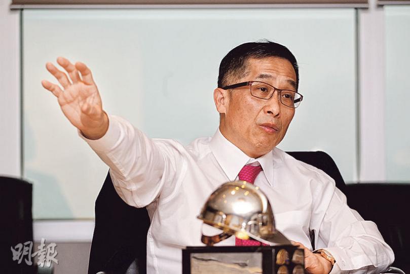 金門建築上月中獲「明建會」頒發建造業安全領導獎「金冠獎」,金門建築總裁何安誠表示,要推動地盤安全,必須政府及全行參與,不能只靠個別公司推動,當中最重要是要改變地盤文化,令工人明白建造安全的重要。(郭慶輝攝) 金門建築上月中獲「明建會」頒發建造業安全領導獎「金冠獎」,金門建築總裁何安誠表示,要推動地盤安全,必須政府及全行參與,不能只靠個別公司推動,當中最重要是要改變地盤文化,令工人明白建造安全的重要。(郭慶輝攝)