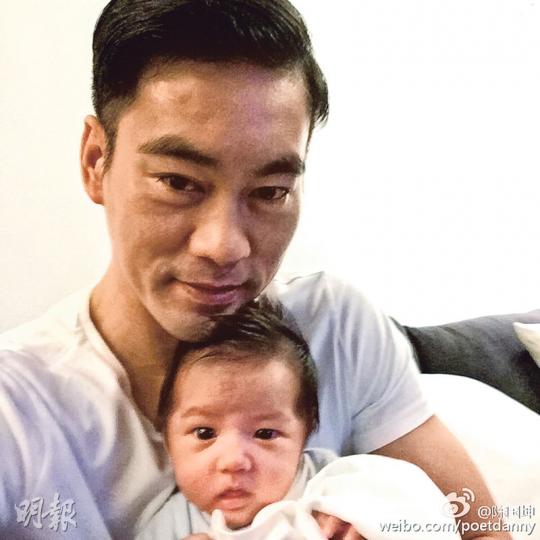陳國坤抱着囝囝自拍曬溫馨。(微博圖片)個半月大的陳真已懂得攤手,似乎好適合跟爸爸陳國坤學功夫。(微博圖片) 陳國坤抱着囝囝自拍曬溫馨。(微博圖片)個半月大的陳真已懂得攤手,似乎好適合跟爸爸陳國坤學功夫。(微博圖片)