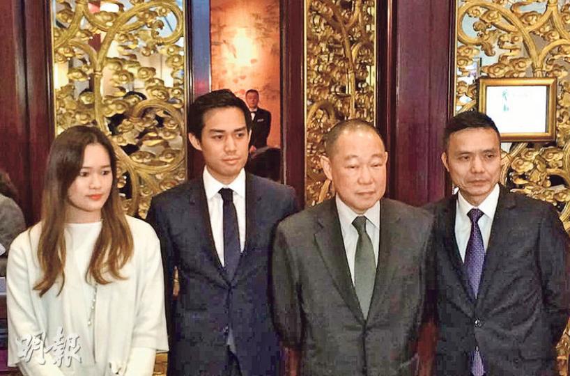 利福國際和利福地產昨日舉行股東周年大會。左起為利福國際董事劉今蟾、利福地產董事劉今晨、主席劉鑾鴻、公司秘書潘福全。(溫婉婷攝) 利福國際和利福地產昨日舉行股東周年大會。左起為利福國際董事劉今蟾、利福地產董事劉今晨、主席劉鑾鴻、公司秘書潘福全。(溫婉婷攝)