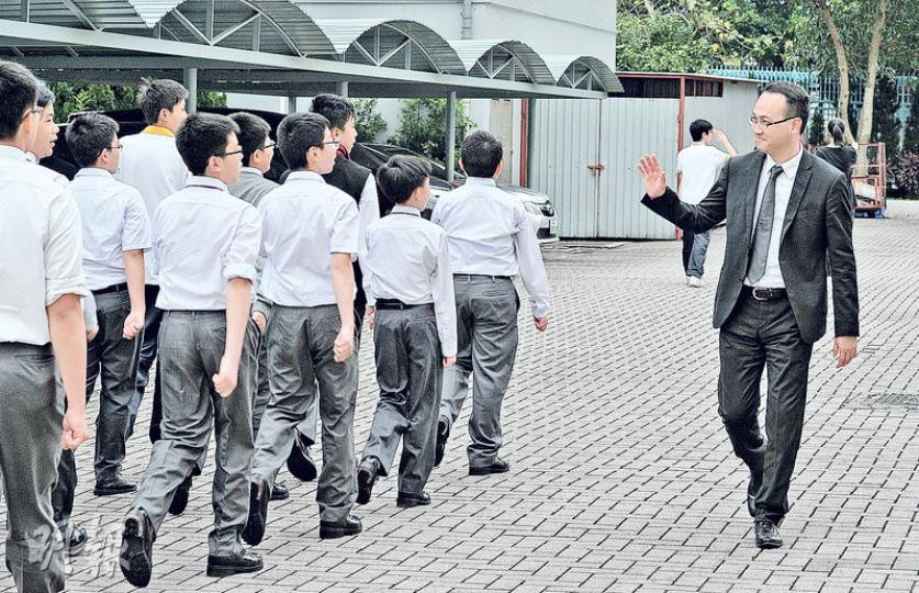 衛理中學校長藍正思(右)坦言做校長比預期中忙,但他相信政策要「貼地」,校長不應躲在校長室一廂情願地制定政策,故早上會在校門口迎接學生,午膳也經常約學生一起吃。借500元事件在網上流傳,昨日有學生向他稱「校長你好靚仔!」他笑着回應﹕「亂講嘢。」(楊柏賢攝) 衛理中學校長藍正思(右)坦言做校長比預期中忙,但他相信政策要「貼地」,校長不應躲在校長室一廂情願地制定政策,故早上會在校門口迎接學生,午膳也經常約學生一起吃。借500元事件在網上流傳,昨日有學生向他稱「校長你好靚仔!」他笑着回應﹕「亂講嘢。」(楊柏賢攝)