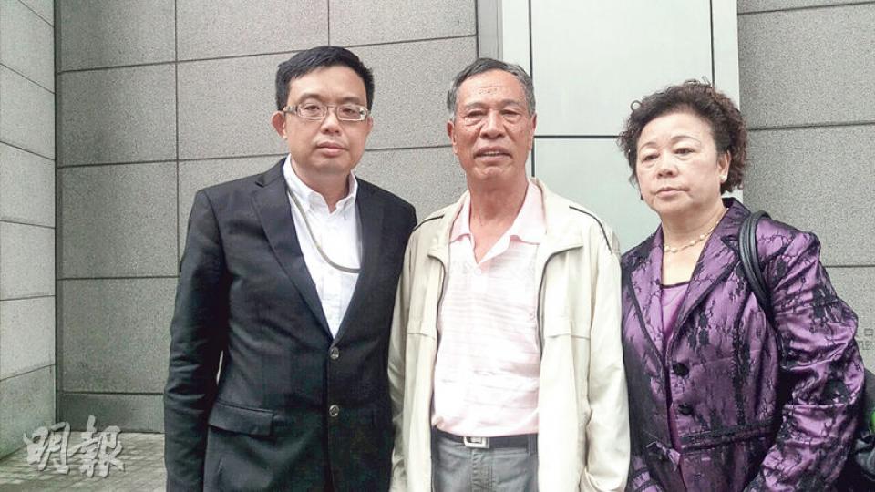 爭取居港權的港人內地兒子蔡秉鴻在2001年在港被斬身亡,至今仍未破案。立法會議員涂謹申(左)昨與蔡秉鴻的父母(中及右)會見警方跟進案件調查進度。涂稱警方有詳細披露調查細節,承諾會積極調查。(陳柔雅攝) 爭取居港權的港人內地兒子蔡秉鴻在2001年在港被斬身亡,至今仍未破案。立法會議員涂謹申(左)昨與蔡秉鴻的父母(中及右)會見警方跟進案件調查進度。涂稱警方有詳細披露調查細節,承諾會積極調查。(陳柔雅攝)