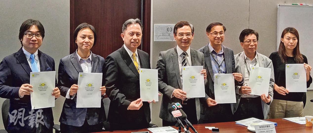 立法會建築、測量及都市規劃界議員謝偉銓(中)昨就如何推動私人發展項目提供長者單位,向政府提交建議書。(黃俊鋒攝) 立法會建築、測量及都市規劃界議員謝偉銓(中)昨就如何推動私人發展項目提供長者單位,向政府提交建議書。(黃俊鋒攝)