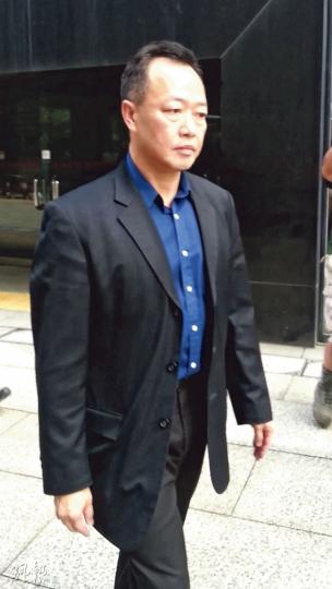海事處前助理處長蘇平治(圖)涉嫌指示下屬不執行有關船隻須配備兒童救生衣的條文,被控公職人員行為失當罪。法官行使酌情權,裁定內部調查中的會面紀錄及問卷內容不可用作呈堂。 (羅霜寧攝) 海事處前助理處長蘇平治(圖)涉嫌指示下屬不執行有關船隻須配備兒童救生衣的條文,被控公職人員行為失當罪。法官行使酌情權,裁定內部調查中的會面紀錄及問卷內容不可用作呈堂。 (羅霜寧攝)