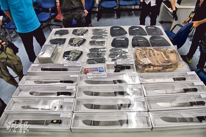 警方在七人車內檢獲1支氣槍、1支伸縮警棍型電筒、12把牛肉刀、6個頭套及5個面罩。(林智傑攝)警方前日在旺角破獲懷疑黑幫流動「武器車」,檢獲氣槍及利刀等武器,分別拘捕司機及車主,涉案七人車則被拖走進一步調查。(伍浦鋒攝) 警方在七人車內檢獲1支氣槍、1支伸縮警棍型電筒、12把牛肉刀、6個頭套及5個面罩。(林智傑攝)警方前日在旺角破獲懷疑黑幫流動「武器車」,檢獲氣槍及利刀等武器,分別拘捕司機及車主,涉案七人車則被拖走進一步調查。(伍浦鋒攝)