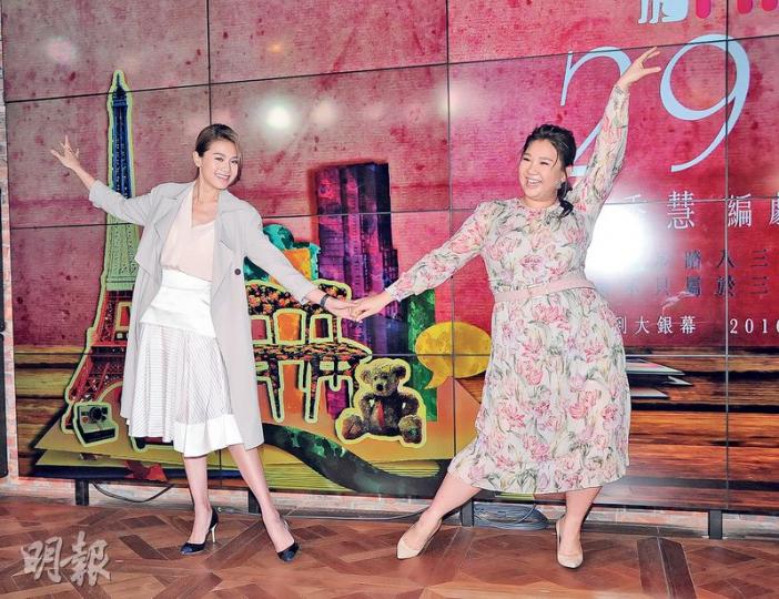 周秀娜(左)與鄭欣宜(右)合演的電影《29+1》昨日舉行開鏡拜神儀式,兩人齊齊翩翩起舞。(攝影:林祖傑)金燕玲客串一日戲,指導演彭秀慧因此不敢直接找她,要透過俞琤聯絡。(攝影:林祖傑) 周秀娜(左)與鄭欣宜(右)合演的電影《29+1》昨日舉行開鏡拜神儀式,兩人齊齊翩翩起舞。(攝影:林祖傑)金燕玲客串一日戲,指導演彭秀慧因此不敢直接找她,要透過俞琤聯絡。(攝影:林祖傑)