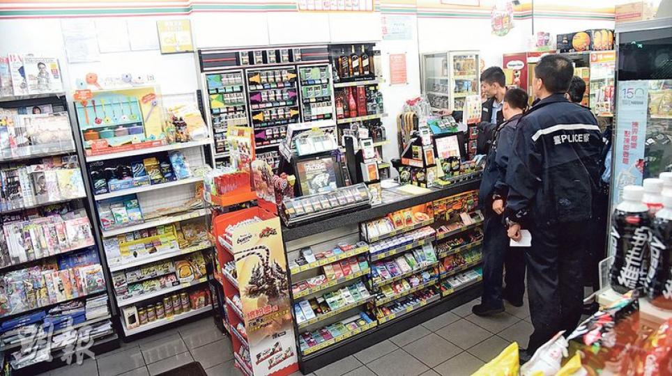 新蒲崗祟齡街一間7-Eleven便利店昨清晨遭匪徒闖入劫去3000元現金,事後警員到場調查。(蔡方山攝) 新蒲崗祟齡街一間7-Eleven便利店昨清晨遭匪徒闖入劫去3000元現金,事後警員到場調查。(蔡方山攝)