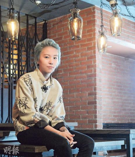 19歲的小女孩再不是黃毛丫頭,童童為音樂理想勇於承受一切,比一般年輕人更清楚自己的路向。(攝影﹕孫華中) 19歲的小女孩再不是黃毛丫頭,童童為音樂理想勇於承受一切,比一般年輕人更清楚自己的路向。(攝影﹕孫華中)