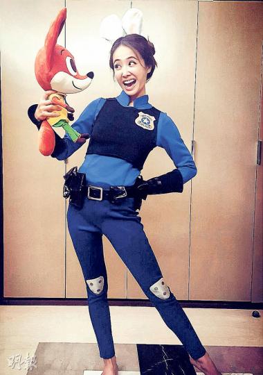 蔡依林以兔警官Judy的造型亮相,加上兔耳朵,萌爆!(微博圖片) 蔡依林以兔警官Judy的造型亮相,加上兔耳朵,萌爆!(微博圖片)