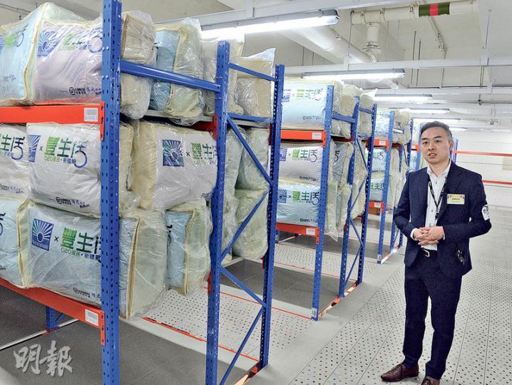 順豐負責人表示,清洗後的被褥將被獨立儲存於順豐位於青衣的物流倉庫,用戶可選擇3個月或6個月的寄存期,其間可隨時提取。(劉焌陶攝) 順豐負責人表示,清洗後的被褥將被獨立儲存於順豐位於青衣的物流倉庫,用戶可選擇3個月或6個月的寄存期,其間可隨時提取。(劉焌陶攝)