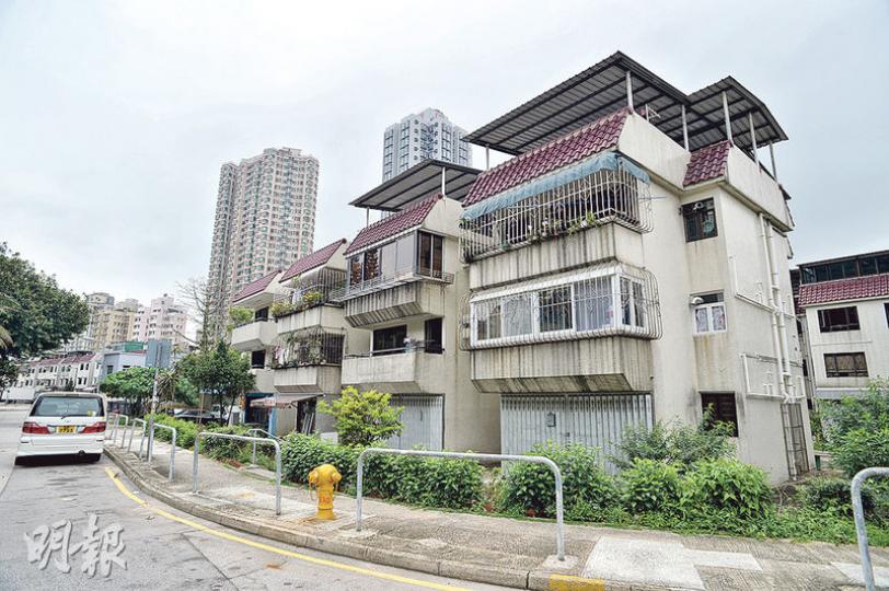 現時《差餉條例》容許符合法例規定，即樓高3層的丁屋豁免繳交差餉。審計署發現，在檢視12條鄉村共228間村屋的地租紀錄，發現18間4至5層高的違規丁屋，差估署未有撤銷差餉豁免，或致少收差餉。（蘇智鑫攝）