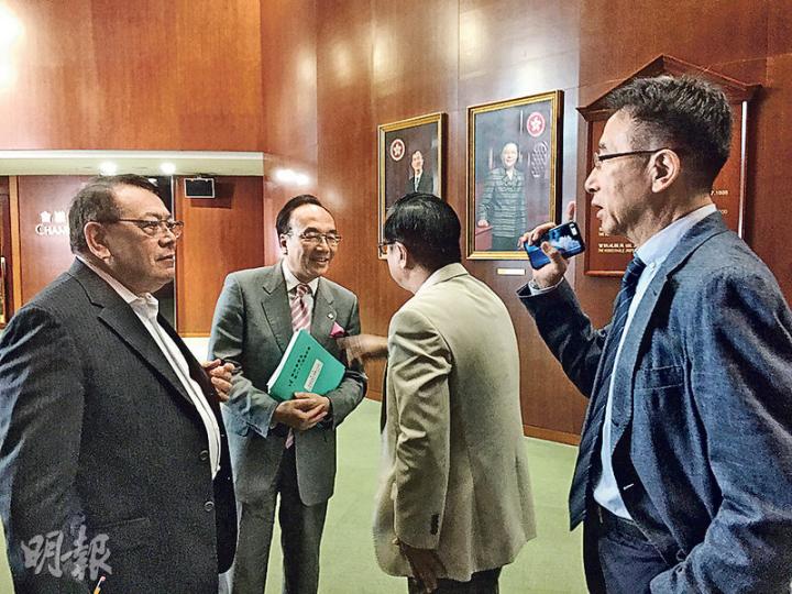 黃毓民(右二)喺法庭盤問梁振英,噚日一眾議員喺立法會亦有討論事件,資深大律師、公民黨梁家傑(左二)主動讚毓民問得好,而案件兩名證人經民聯石禮謙(左一)同自由黨田北俊(右一)亦加入討論。(何曉勤攝) 黃毓民(右二)喺法庭盤問梁振英,噚日一眾議員喺立法會亦有討論事件,資深大律師、公民黨梁家傑(左二)主動讚毓民問得好,而案件兩名證人經民聯石禮謙(左一)同自由黨田北俊(右一)亦加入討論。(何曉勤攝)