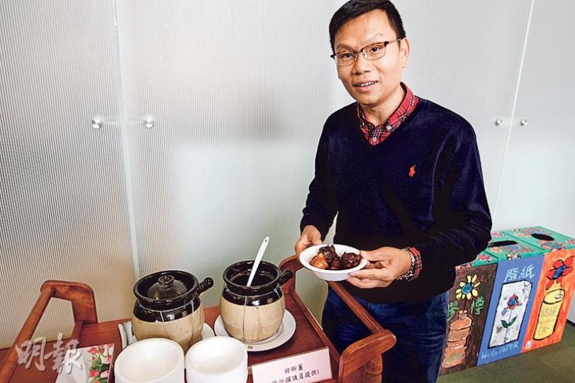 民建聯陳恒鑌上月添丁,仲有幾日阿仔就滿月,噚日請議員同傳媒食薑醋,佢形容阿仔出世至今,自己已經瘦咗5磅。(郭慶輝攝) 民建聯陳恒鑌上月添丁,仲有幾日阿仔就滿月,噚日請議員同傳媒食薑醋,佢形容阿仔出世至今,自己已經瘦咗5磅。(郭慶輝攝)
