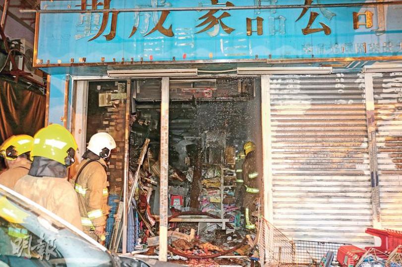 火警中,東主夫婦被困店舖閣樓無法逃生,其間女東主爬出窗外由街坊協助逃到街上,消防員到場開喉將火救熄(圖)及救出被困男東主,經調查男東主涉嫌縱火被捕。(蔡方山攝) 火警中,東主夫婦被困店舖閣樓無法逃生,其間女東主爬出窗外由街坊協助逃到街上,消防員到場開喉將火救熄(圖)及救出被困男東主,經調查男東主涉嫌縱火被捕。(蔡方山攝)