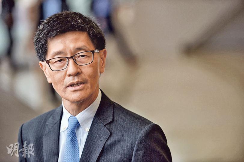 港鐵董事局昨日宣布同意提早一年檢討票價調整機制，港鐵行政總裁梁國權（圖）解釋，是因「明白市民希望有穩定嘅票價」，又說會聆聽不同持份者如市民及股東的意見，並作出平衡。（蘇智鑫攝）立法會交通事務委員會副主席鄧家彪（圖）促請港鐵在票價機制方程式上加入利潤因素，令票價可以有減價空間，並指檢討機制期間，港鐵應凍結今年票價，以顯示社會責任。（郭慶輝攝）立法會交通事務委員會成員胡志偉（圖）認為，目前政府政策「傾斜」港鐵下，港鐵每年均「賺大錢」，促政府再次考慮運用每年從港鐵收到的股息，津貼全港公共交通工具，以減