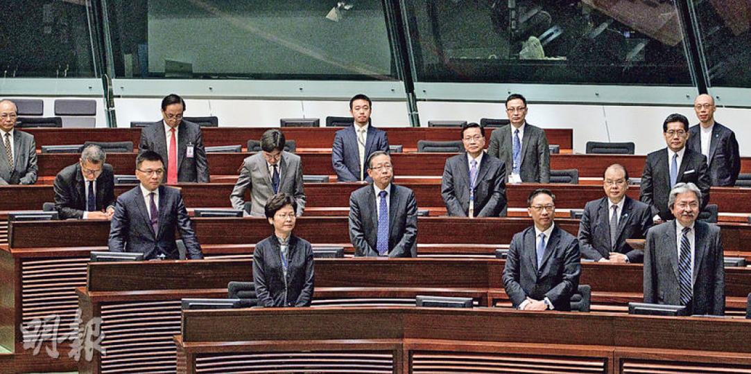 立法會昨日繼續審議財政預算案,財政司長曾俊華(前排右一)等官員先後回應議員發言,大部分官員亦到場打氣,最終預算案高票通過二讀,進入全體委員會審議階段,激進泛民隨即展開拉布戰。(郭慶輝攝) 立法會昨日繼續審議財政預算案,財政司長曾俊華(前排右一)等官員先後回應議員發言,大部分官員亦到場打氣,最終預算案高票通過二讀,進入全體委員會審議階段,激進泛民隨即展開拉布戰。(郭慶輝攝)