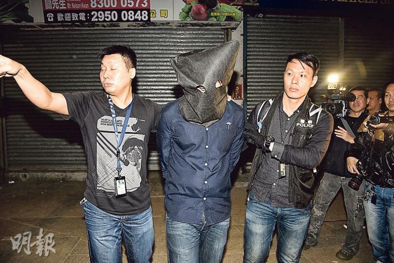 警方展開「智慧星」行動破獲一個偽造信用卡犯罪集團,先在九龍城拘捕兩名男子,其後將疑犯押返新蒲崗目標單位搜查。(蔡方山攝)警方在新蒲崗目標單位破獲的偽造信用卡工場內,檢獲大批偽造信用卡、一批電腦、印刷機及壓卡機等製造工具。(蔡方山攝) 警方展開「智慧星」行動破獲一個偽造信用卡犯罪集團,先在九龍城拘捕兩名男子,其後將疑犯押返新蒲崗目標單位搜查。(蔡方山攝)警方在新蒲崗目標單位破獲的偽造信用卡工場內,檢獲大批偽造信用卡、一批電腦、印刷機及壓卡機等製造工具。(蔡方山攝)