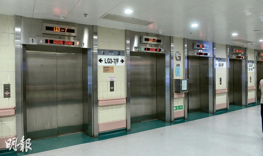 律敦治醫院升降機昨早被發現貼有偽冒港大醫學院的廣告,港大醫學院發聲明澄清該廣告與醫學院無關;律敦治醫院發言人則指保安員已立即清走廣告。兩者均已報警。(劉焌陶攝) 律敦治醫院升降機昨早被發現貼有偽冒港大醫學院的廣告,港大醫學院發聲明澄清該廣告與醫學院無關;律敦治醫院發言人則指保安員已立即清走廣告。兩者均已報警。(劉焌陶攝)