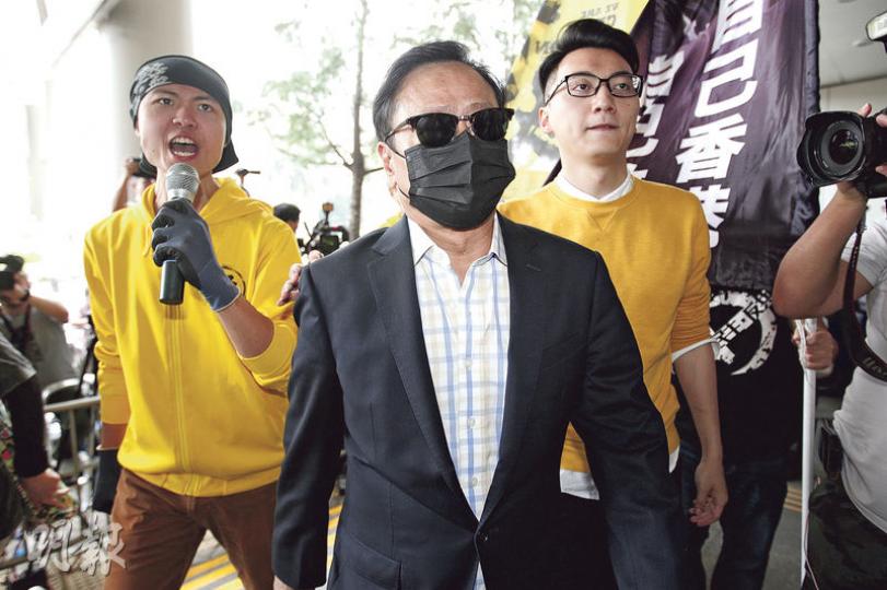 昨中午休庭前,黃毓民(中)向裁判官表示自己身體狀况差,「見頭暈」,要求押後至今日繼續審訊,讓他昨午去看醫生。裁判官遂把下午開庭時間押後半小時,下午約3時黃毓民在鄭錦滿(右)等支持者陪同下,戴着黑色口罩回到法庭。(郭慶輝攝)昨日審訊後,梁振英(中)在多名警員保護和開路下離開法院。(郭慶輝攝) 昨中午休庭前,黃毓民(中)向裁判官表示自己身體狀况差,「見頭暈」,要求押後至今日繼續審訊,讓他昨午去看醫生。裁判官遂把下午開庭時間押後半小時,下午約3時黃毓民在鄭錦滿(右)等支持者陪同下,戴着黑色口罩回到法庭。(郭慶輝攝)昨日審訊後,梁振英(中)在多名警員保護和開路下離開法院。(郭慶輝攝)
