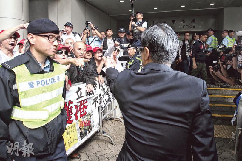 撐梁——黃毓民(右)昨晨步入法院時遇到「同心護港」等團體示威,黃一度與示威者互相指罵。(林俊源攝)反梁——昨中午休庭時,約20名示威者在法院門外向離開的梁振英示威,被數十名警員隔開,有示威者試圖向梁振英撒溪錢。(郭慶輝攝) 撐梁——黃毓民(右)昨晨步入法院時遇到「同心護港」等團體示威,黃一度與示威者互相指罵。(林俊源攝)反梁——昨中午休庭時,約20名示威者在法院門外向離開的梁振英示威,被數十名警員隔開,有示威者試圖向梁振英撒溪錢。(郭慶輝攝)