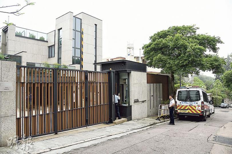 港島石澳山仔路4號安利花園一幢獨立屋豪宅昨揭發爆竊案,損失一批名表,金額尚待確定;上址由賭王何鴻燊和三太陳婉珍名下公司持有及放租,事後警員到場調查。(鍾炳然攝) 港島石澳山仔路4號安利花園一幢獨立屋豪宅昨揭發爆竊案,損失一批名表,金額尚待確定;上址由賭王何鴻燊和三太陳婉珍名下公司持有及放租,事後警員到場調查。(鍾炳然攝)