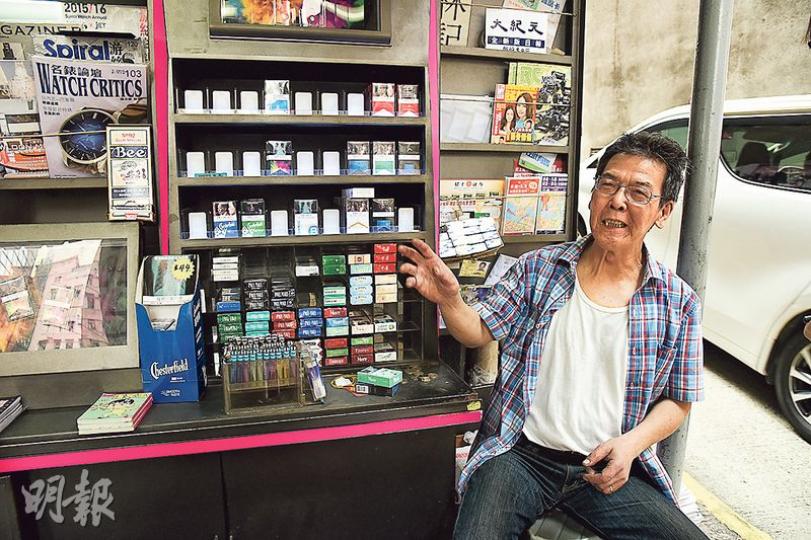 65歲姓朱男檔主向記者表示,報檔每月收入萬多元,這次被偷逾2萬多元煙,「真係蝕到入肉呀」,稱以後不會再在檔口擺煙過夜,猶幸家中仍有存貨可應市。(鍾炳然攝) 65歲姓朱男檔主向記者表示,報檔每月收入萬多元,這次被偷逾2萬多元煙,「真係蝕到入肉呀」,稱以後不會再在檔口擺煙過夜,猶幸家中仍有存貨可應市。(鍾炳然攝)