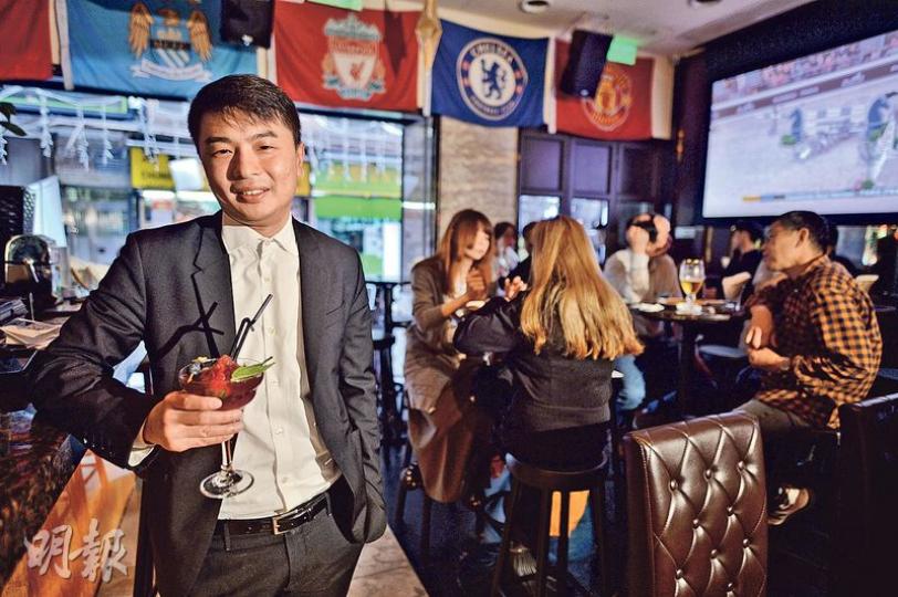 20年前開始接觸酒吧業的錢雋永(圖左),現為一間酒吧的東主,另為30多間酒吧擔任顧問。他稱女士之夜於2003年起在本地興起,當時銅鑼灣一帶樓上酒吧為吸引人流,開始大力推行女士之夜,全盛期銅鑼灣近400間樓上酒吧均在不同時間推出女士之夜,但現時只剩約130間酒吧依賴舉辦女士之夜吸客。(馮凱鍵攝) 20年前開始接觸酒吧業的錢雋永(圖左),現為一間酒吧的東主,另為30多間酒吧擔任顧問。他稱女士之夜於2003年起在本地興起,當時銅鑼灣一帶樓上酒吧為吸引人流,開始大力推行女士之夜,全盛期銅鑼灣近400間樓上酒吧均在不同時間推出女士之夜,但現時只剩約130間酒吧依賴舉辦女士之夜吸客。(馮凱鍵攝)