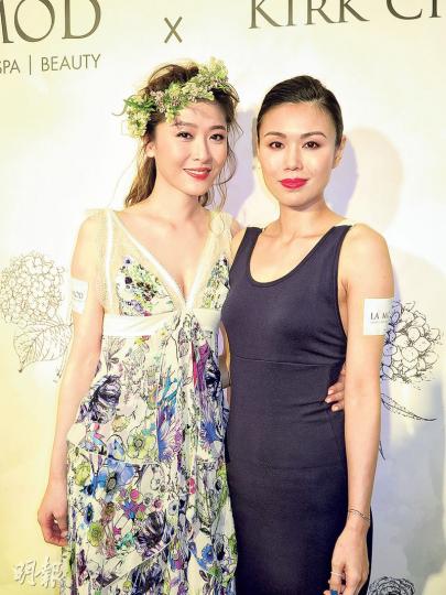 周麗淇(左)穿低胸裙示範花飾造型,獲何嘉莉撐場。(攝影:林蘊兒) 周麗淇(左)穿低胸裙示範花飾造型,獲何嘉莉撐場。(攝影:林蘊兒)