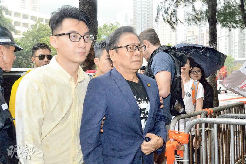 被指擲玻璃杯襲擊特首梁振英的立法會議員黃毓民(前右),昨由熱血公民成員鄭錦滿(前左)陪同抵達法院,遭大批支持梁振英的示威者以粗言辱罵。(楊柏賢攝)熱血公民成員昨一早到東區裁判法院外「霸位」,成功佔據梁振英(前右一)出入時必經之路旁邊的示威區。當梁於午休時離開法院,熱血公民成員大聲指罵「689,落地獄」。(楊柏賢攝) 被指擲玻璃杯襲擊特首梁振英的立法會議員黃毓民(前右),昨由熱血公民成員鄭錦滿(前左)陪同抵達法院,遭大批支持梁振英的示威者以粗言辱罵。(楊柏賢攝)熱血公民成員昨一早到東區裁判法院外「霸位」,成功佔據梁振英(前右一)出入時必經之路旁邊的示威區。當梁於午休時離開法院,熱血公民成員大聲指罵「689,落地獄」。(楊柏賢攝)