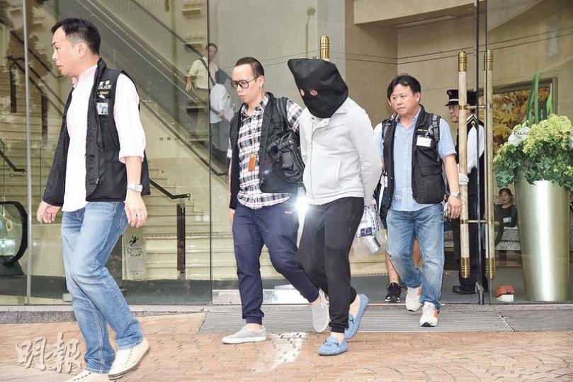警方破獲一個企圖詐騙財務公司的犯罪集團,涉嫌以製造虛假資料向財務公司借貸,共拘捕9名涉案男女帶署;昨晨探員將20歲姓李集團主腦以黑布蒙頭,押返其寓所搜查。(蔡方山攝) 警方破獲一個企圖詐騙財務公司的犯罪集團,涉嫌以製造虛假資料向財務公司借貸,共拘捕9名涉案男女帶署;昨晨探員將20歲姓李集團主腦以黑布蒙頭,押返其寓所搜查。(蔡方山攝)