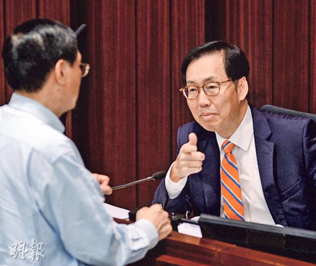 立法會財委會主席陳健波(右)昨日開財委會時,先申報自己是慕尼克再保險顧問,對審議的議程無任何直接或間接利益,隨即被人民力量陳偉業質疑是否「醒覺自己之前做錯」,陳健波強調申報是安全做法,雙方一度爭執。(劉焌陶攝) 立法會財委會主席陳健波(右)昨日開財委會時,先申報自己是慕尼克再保險顧問,對審議的議程無任何直接或間接利益,隨即被人民力量陳偉業質疑是否「醒覺自己之前做錯」,陳健波強調申報是安全做法,雙方一度爭執。(劉焌陶攝)