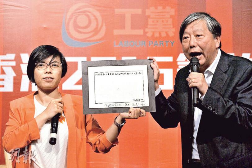 《明報》執行總編輯姜國元早前突然被炒魷,尊子喺明報漫畫專欄刊登「一點」無聲抗議。工黨噚晚拍賣呢幅簽名版插畫,尊子又寫上「堅持新聞自由,一點也不後退!!」,最終由一位醫生用7300蚊拍到。(馮凱鍵攝) 《明報》執行總編輯姜國元早前突然被炒魷,尊子喺明報漫畫專欄刊登「一點」無聲抗議。工黨噚晚拍賣呢幅簽名版插畫,尊子又寫上「堅持新聞自由,一點也不後退!!」,最終由一位醫生用7300蚊拍到。(馮凱鍵攝)