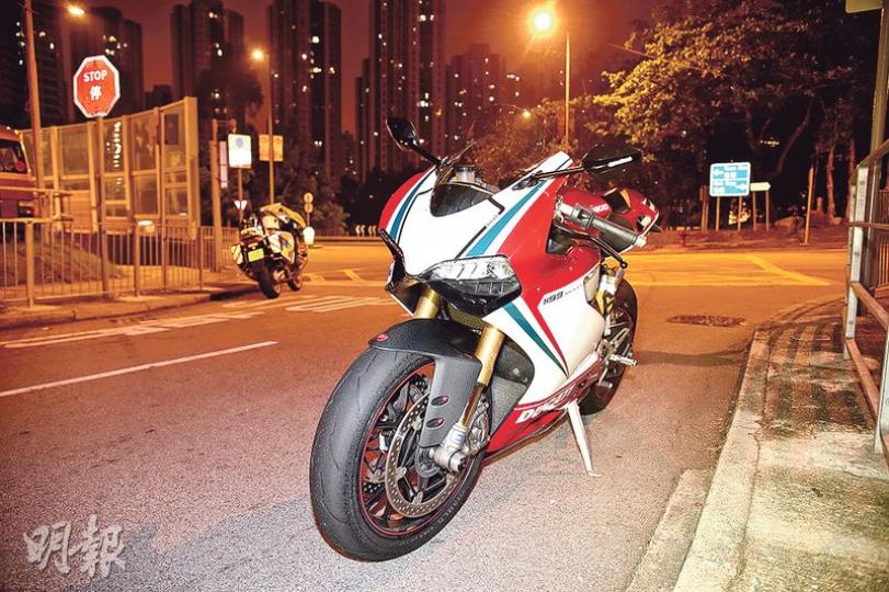 警方追截下,先在荃錦交匯處設路障截停一輛1199cc杜卡迪電單車(圖),再在荃灣沙嘴道213號截停一輛899cc杜卡迪電單車,拘捕兩車司機帶署。(蔡方山攝) 警方追截下,先在荃錦交匯處設路障截停一輛1199cc杜卡迪電單車(圖),再在荃灣沙嘴道213號截停一輛899cc杜卡迪電單車,拘捕兩車司機帶署。(蔡方山攝)