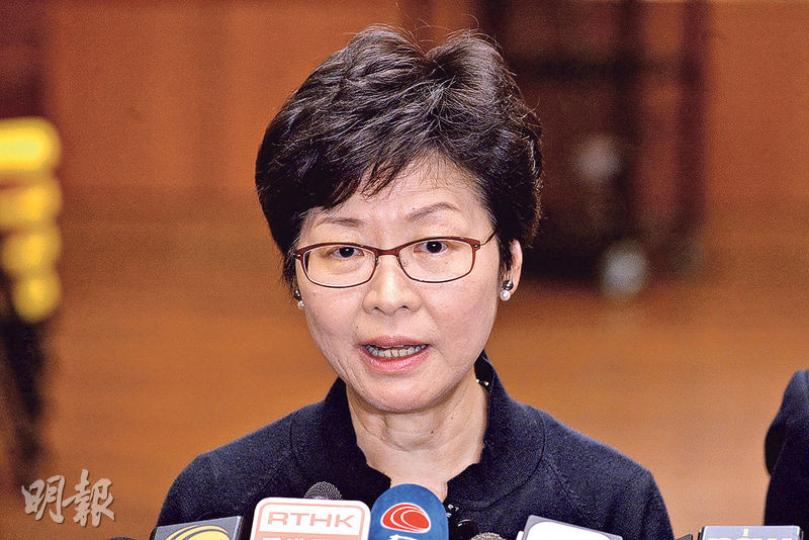 政務司長林鄭月娥昨出席退保公眾諮詢會後,亦就「港獨」作出回應,指香港現時面對大量民生經濟工作要做,社會不應花時間討論港獨。(楊柏賢攝)身兼行政會議成員的全國人大代表鄭耀棠昨與律政司長袁國強出席同一活動。他認為,組黨鼓吹港獨已牴觸基本法,律政司應着手研究有關檢控的具體細節。(李紹昌攝) 政務司長林鄭月娥昨出席退保公眾諮詢會後,亦就「港獨」作出回應,指香港現時面對大量民生經濟工作要做,社會不應花時間討論港獨。(楊柏賢攝)身兼行政會議成員的全國人大代表鄭耀棠昨與律政司長袁國強出席同一活動。他認為,組黨鼓吹港獨已牴觸基本法,律政司應着手研究有關檢控的具體細節。(李紹昌攝)