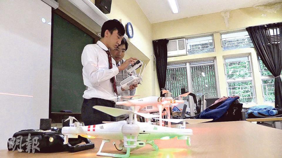 慈幼英文學校的慈幼英文中學校園電視台,曾用校址登記作社團,但校長在接獲記者查詢時才知悉。該校園電視台目前已改為多媒體製作組,運作及財政管理上跟其他學會一樣。圖為多媒體製作組的學生研究如何使用航拍機。(楊凱力攝)慈幼英文學校校長杜玉燕(圖)追查發現,用校址作社團登記的「慈幼英文中學校園電視台」是10多年前由學生成立作籌款,但後來沒採用此方式籌款,因而實質上沒運作,亦沒設銀行戶口,由於校園電視台已改成多媒體製作組,並按一般學會運作,已着學生取消該社團註冊。(楊凱力攝) 慈幼英文學校的慈幼英文中學校園電視台,曾用校址登記作社團,但校長在接獲記者查詢時才知悉。該校園電視台目前已改為多媒體製作組,運作及財政管理上跟其他學會一樣。圖為多媒體製作組的學生研究如何使用航拍機。(楊凱力攝)慈幼英文學校校長杜玉燕(圖)追查發現,用校址作社團登記的「慈幼英文中學校園電視台」是10多年前由學生成立作籌款,但後來沒採用此方式籌款,因而實質上沒運作,亦沒設銀行戶口,由於校園電視台已改成多媒體製作組,並按一般學會運作,已着學生取消該社團註冊。(楊凱力攝)