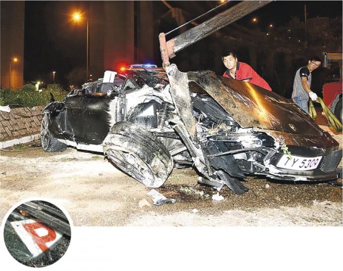 剷上花槽石壆變「炮彈飛車」的林寶堅尼開篷跑車,撞橋墩後原反彈路面四輪朝天,其後由吊車吊起「翻正」,可見車身撞成廢鐵。該車車頭掛有「P牌」(圓圖)。(蔡方山攝)林寶堅尼失控剷上花槽石壆後凌空飛彈約10米,撼向橋墩,再反彈落路面四輪朝天(箭嘴示)。(蔡方山攝) 剷上花槽石壆變「炮彈飛車」的林寶堅尼開篷跑車,撞橋墩後原反彈路面四輪朝天,其後由吊車吊起「翻正」,可見車身撞成廢鐵。該車車頭掛有「P牌」(圓圖)。(蔡方山攝)林寶堅尼失控剷上花槽石壆後凌空飛彈約10米,撼向橋墩,再反彈落路面四輪朝天(箭嘴示)。(蔡方山攝)