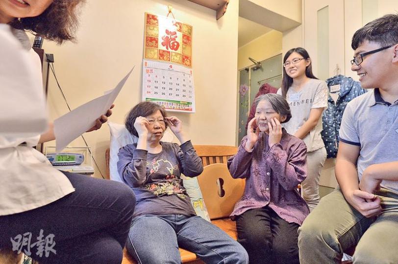Tracy(右三)參加了社企「耆妙人生」舉辦的長者探訪活動,化老人妝以「黃婆婆」的身分,在兩名「孫仔、孫女(右一、二)」陪同下,到獨居長者芬姐(左)家中探訪。芬姐活力十足,評Tracy的老人裝扮不合格。(馮凱鍵攝)Tracy(右)花了兩小時化老人妝,在臉上和手上塗上膠水,製造皺紋效果。可是與67歲的芬姐(左)的手相比起來,Tracy的手還是明顯地年輕得多。(馮凱鍵攝) Tracy(右三)參加了社企「耆妙人生」舉辦的長者探訪活動,化老人妝以「黃婆婆」的身分,在兩名「孫仔、孫女(右一、二)」陪同下,到獨居長者芬姐(左)家中探訪。芬姐活力十足,評Tracy的老人裝扮不合格。(馮凱鍵攝)Tracy(右)花了兩小時化老人妝,在臉上和手上塗上膠水,製造皺紋效果。可是與67歲的芬姐(左)的手相比起來,Tracy的手還是明顯地年輕得多。(馮凱鍵攝)