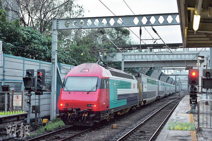 現時連接本港與廣州東的廣九直通車,分別由本港與內地的列車來往行駛,當中採用內地CTCS制式的內地列車須加裝接收器,行駛至本港路段時接收本地ETCS制式信號,並需得到青衣超級車務控制中心批出信號才可繼續行駛,但將來高鐵通車後,所有列車都只會採用CTCS制式。(蘇智鑫攝)港大電機電子工程系副教授張星煒指出,2011年溫州動車追尾事故,涉事兩部列車的CTCS-2信號系統當時未能發揮安全防護作用,認為高鐵日後採用CTCS制式時,政府及港鐵在正式應用前須嚴格把關,做好安全測試。(李紹昌攝) 現時連接本港與廣州東的廣九直通車,分別由本港與內地的列車來往行駛,當中採用內地CTCS制式的內地列車須加裝接收器,行駛至本港路段時接收本地ETCS制式信號,並需得到青衣超級車務控制中心批出信號才可繼續行駛,但將來高鐵通車後,所有列車都只會採用CTCS制式。(蘇智鑫攝)港大電機電子工程系副教授張星煒指出,2011年溫州動車追尾事故,涉事兩部列車的CTCS-2信號系統當時未能發揮安全防護作用,認為高鐵日後採用CTCS制式時,政府及港鐵在正式應用前須嚴格把關,做好安全測試。(李紹昌攝)