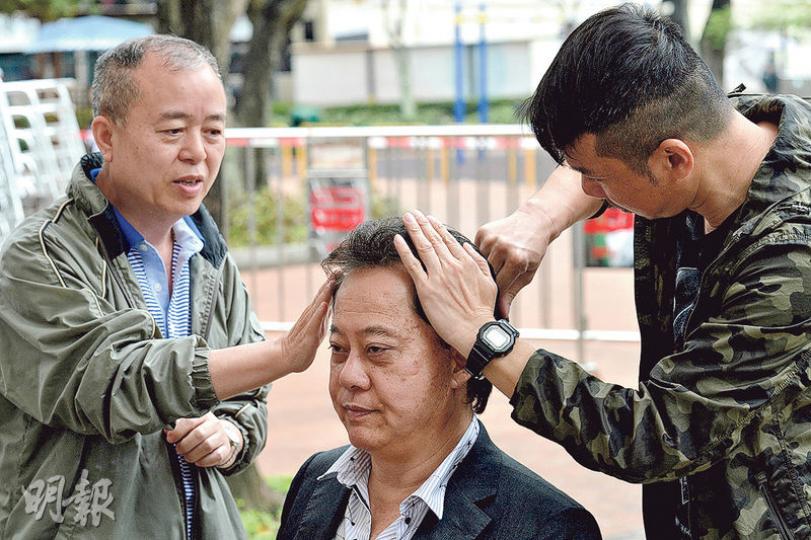 《城市論壇》噚日大談鄉事組黨問題,嘉賓之一上水鄉事委員會主席侯志強(中)有好多粉絲到場支持,上鏡前仲要恤好個頭,執靚仔個樣。(楊柏賢攝) 《城市論壇》噚日大談鄉事組黨問題,嘉賓之一上水鄉事委員會主席侯志強(中)有好多粉絲到場支持,上鏡前仲要恤好個頭,執靚仔個樣。(楊柏賢攝)