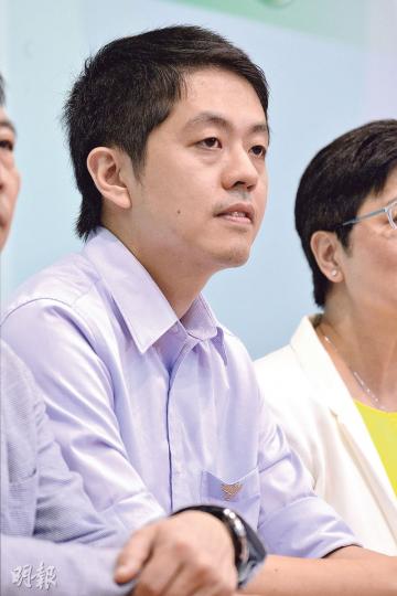 民主黨中西區區議員許智峯上周起喺西環加多近街花園紮營30天,噚日凌晨遇上兩名自稱係反佔中嘅男人向營帳淋啤酒。(楊柏賢攝) 民主黨中西區區議員許智峯上周起喺西環加多近街花園紮營30天,噚日凌晨遇上兩名自稱係反佔中嘅男人向營帳淋啤酒。(楊柏賢攝)