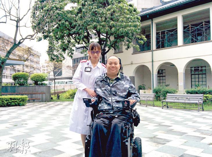 四肢癱瘓病人阿建(右),頸部以下已沒有活動能力,現成功練成靠椅背坐起,「唔使好似箸菜咁」,早已走過黑暗歲月的阿建連聲向九龍醫院資深護師(延續護理服務部)劉珮珮(左)道謝。(植敏欣攝) 四肢癱瘓病人阿建(右),頸部以下已沒有活動能力,現成功練成靠椅背坐起,「唔使好似箸菜咁」,早已走過黑暗歲月的阿建連聲向九龍醫院資深護師(延續護理服務部)劉珮珮(左)道謝。(植敏欣攝)