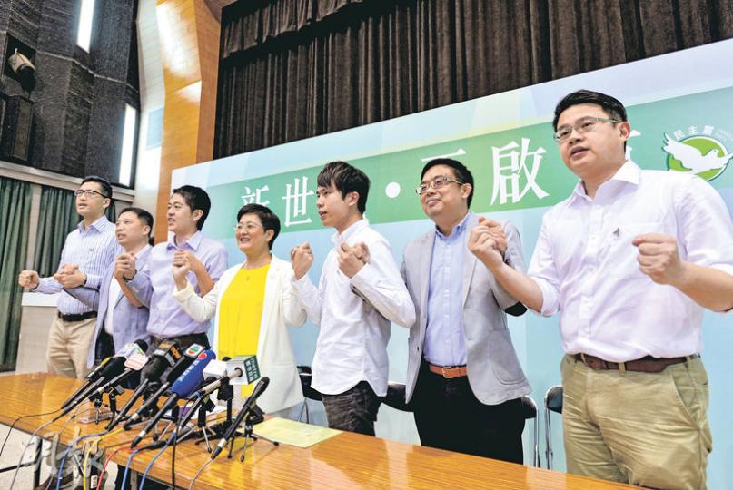 民主黨昨日召開會員大會,通過立法會選舉推薦名單。林卓廷(左起)、胡志偉、許智峯、黃碧雲、鄺俊宇、涂謹申和尹兆堅都獲推薦排頭位代表出選,分別在5區直選及超級區議會議披甲,最終出選名單有待民主黨6月中委會通過。(楊柏賢攝) 民主黨昨日召開會員大會,通過立法會選舉推薦名單。林卓廷(左起)、胡志偉、許智峯、黃碧雲、鄺俊宇、涂謹申和尹兆堅都獲推薦排頭位代表出選,分別在5區直選及超級區議會議披甲,最終出選名單有待民主黨6月中委會通過。(楊柏賢攝)