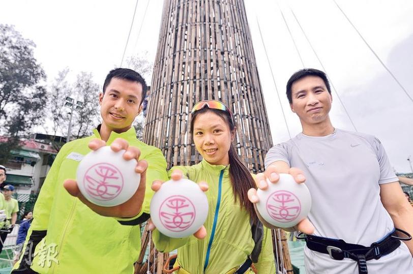 張文翔(左起)、黃嘉欣、郭嘉明均曾多次在搶包山比賽奪獎,亦是每年的得獎熱門健兒。他們均認為天氣會影響發揮,期望下月14日晚比賽時會有好天氣及好表現。(馮凱鍵攝) 張文翔(左起)、黃嘉欣、郭嘉明均曾多次在搶包山比賽奪獎,亦是每年的得獎熱門健兒。他們均認為天氣會影響發揮,期望下月14日晚比賽時會有好天氣及好表現。(馮凱鍵攝)