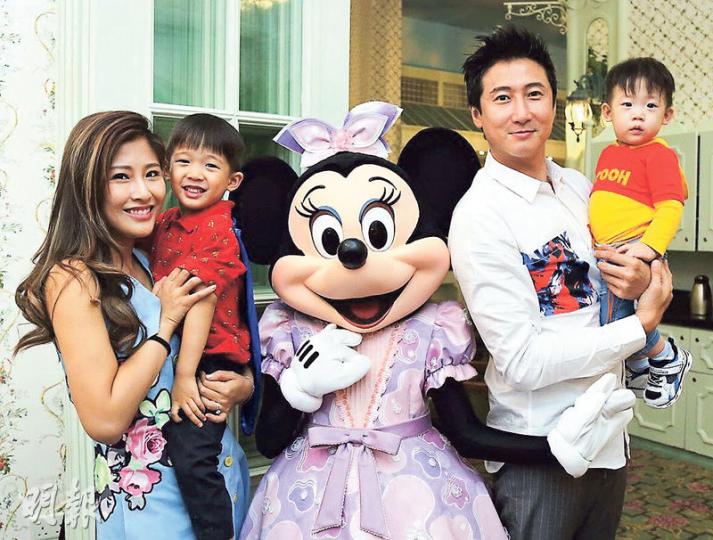 洪天明與老婆周家蔚、大仔洪大仁、細仔洪竟琋跟米妮合照,一家四口幸福溫馨。(微博圖片)洪天明細仔JT快將1歲,影相時鬼馬伸脷,非常可愛!(微博圖片) 洪天明與老婆周家蔚、大仔洪大仁、細仔洪竟琋跟米妮合照,一家四口幸福溫馨。(微博圖片)洪天明細仔JT快將1歲,影相時鬼馬伸脷,非常可愛!(微博圖片)