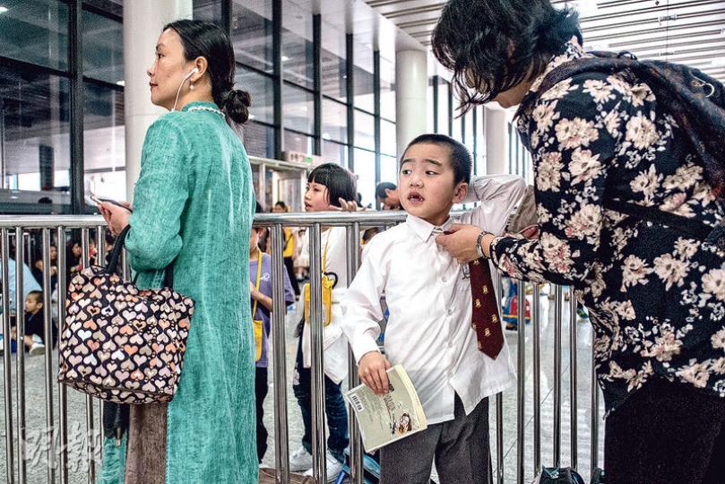 深圳市收緊「一簽多行」實施一年,一些雙非兒童的家長往返香港照顧子女很不方便,據悉深圳當局近日為此類家長推出「雙周多行」政策,允許他們在半個月內可以無限次往返中港兩地,純為方便照顧。圖為大人在落馬洲接學童下課。(蘇智鑫攝) 深圳市收緊「一簽多行」實施一年,一些雙非兒童的家長往返香港照顧子女很不方便,據悉深圳當局近日為此類家長推出「雙周多行」政策,允許他們在半個月內可以無限次往返中港兩地,純為方便照顧。圖為大人在落馬洲接學童下課。(蘇智鑫攝)