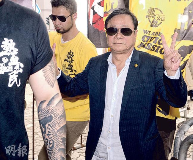 黃毓民(圖)昨在庭上指無綫電視台片段經剪接,刻意删除了他「可能跣咗手」的辯解,反對控方將警方從網上下載的電視新聞片段呈堂。(劉焌陶攝)黃毓民質疑證物警員關善元(圖)的記事本上,並無記錄他第二次返回立法會時間,而且所記錄與兩名證人錄口供的時間,與口供紙上的時間有出入。(鄧力行攝) 黃毓民(圖)昨在庭上指無綫電視台片段經剪接,刻意删除了他「可能跣咗手」的辯解,反對控方將警方從網上下載的電視新聞片段呈堂。(劉焌陶攝)黃毓民質疑證物警員關善元(圖)的記事本上,並無記錄他第二次返回立法會時間,而且所記錄與兩名證人錄口供的時間,與口供紙上的時間有出入。(鄧力行攝)