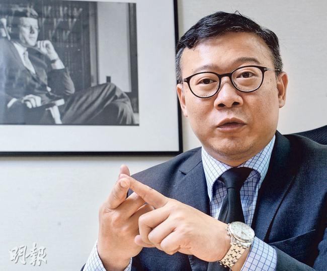 民建聯副主席張國鈞接受訪問時表示,民建聯在承傳工作上做得不錯,不會出現新舊兩代人價值觀不同、令政黨路線難以承傳的情况。(劉焌陶攝) 民建聯副主席張國鈞接受訪問時表示,民建聯在承傳工作上做得不錯,不會出現新舊兩代人價值觀不同、令政黨路線難以承傳的情况。(劉焌陶攝)