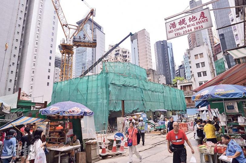 嘉咸街鮮貨零售中心擬今年第3季全面營運,市建局強調零售中心並非有升降機上落的「街市」,而是地舖式設計,連同附近願意原址經營的小販檔,冀保留昔日市集的「行街」氛圍。(馮凱鍵攝)市建局總經理(規劃及設計)區俊豪(圖)稱,由於零售中心正待屋宇署驗收後批出入伙紙,故市建局為12個檔位設計立體模型,促進與鮮貨檔的溝通。(馮凱鍵攝) 嘉咸街鮮貨零售中心擬今年第3季全面營運,市建局強調零售中心並非有升降機上落的「街市」,而是地舖式設計,連同附近願意原址經營的小販檔,冀保留昔日市集的「行街」氛圍。(馮凱鍵攝)市建局總經理(規劃及設計)區俊豪(圖)稱,由於零售中心正待屋宇署驗收後批出入伙紙,故市建局為12個檔位設計立體模型,促進與鮮貨檔的溝通。(馮凱鍵攝)